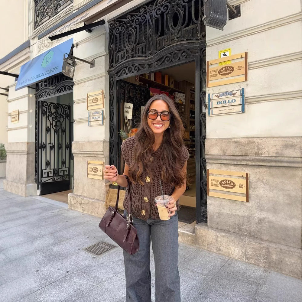 Gilet sans manches en maille marron café avec boutons dorés