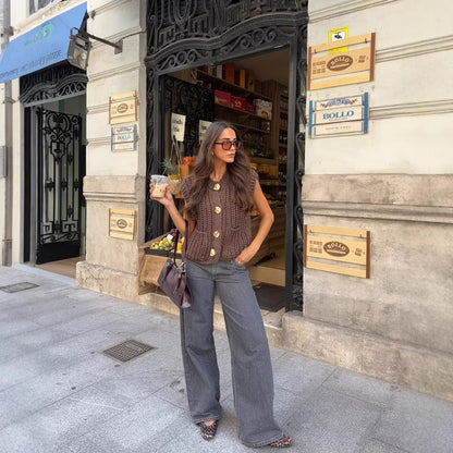 Gilet sans manches en maille marron café avec boutons dorés